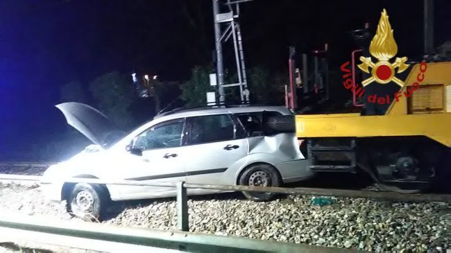 Schianto tra treno e un’auto sui binari