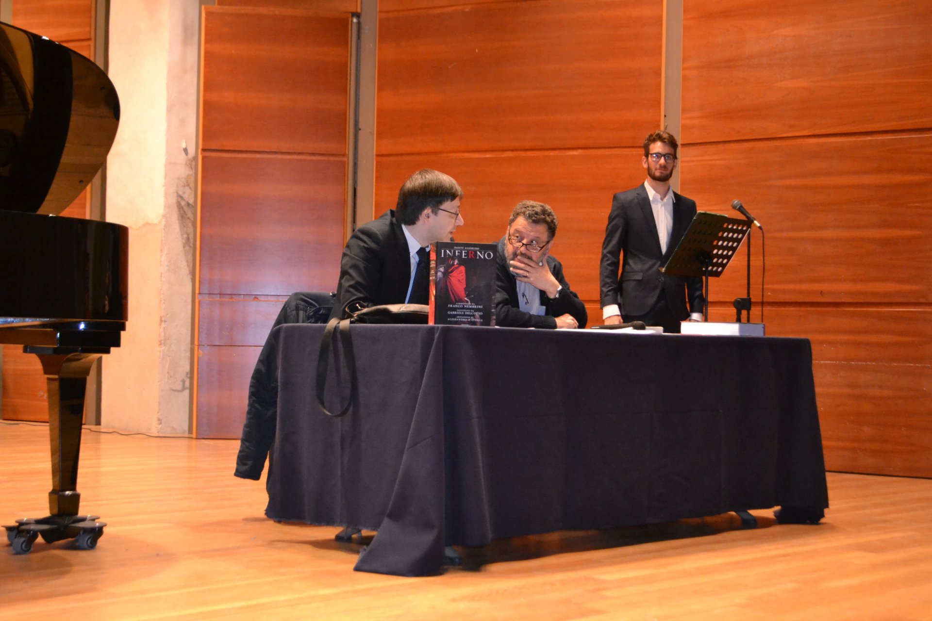 Fabio Molinari, Franco Nembrini e Giacomo Sainaghi durante la lezione-concerto su Dante al S.Antonio