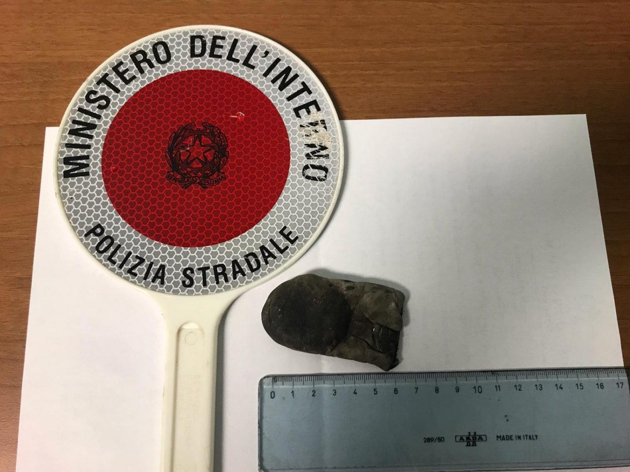 Brillo lungo la Statale 38 e con cronotachigrafo truccato, maxi multa per camionista