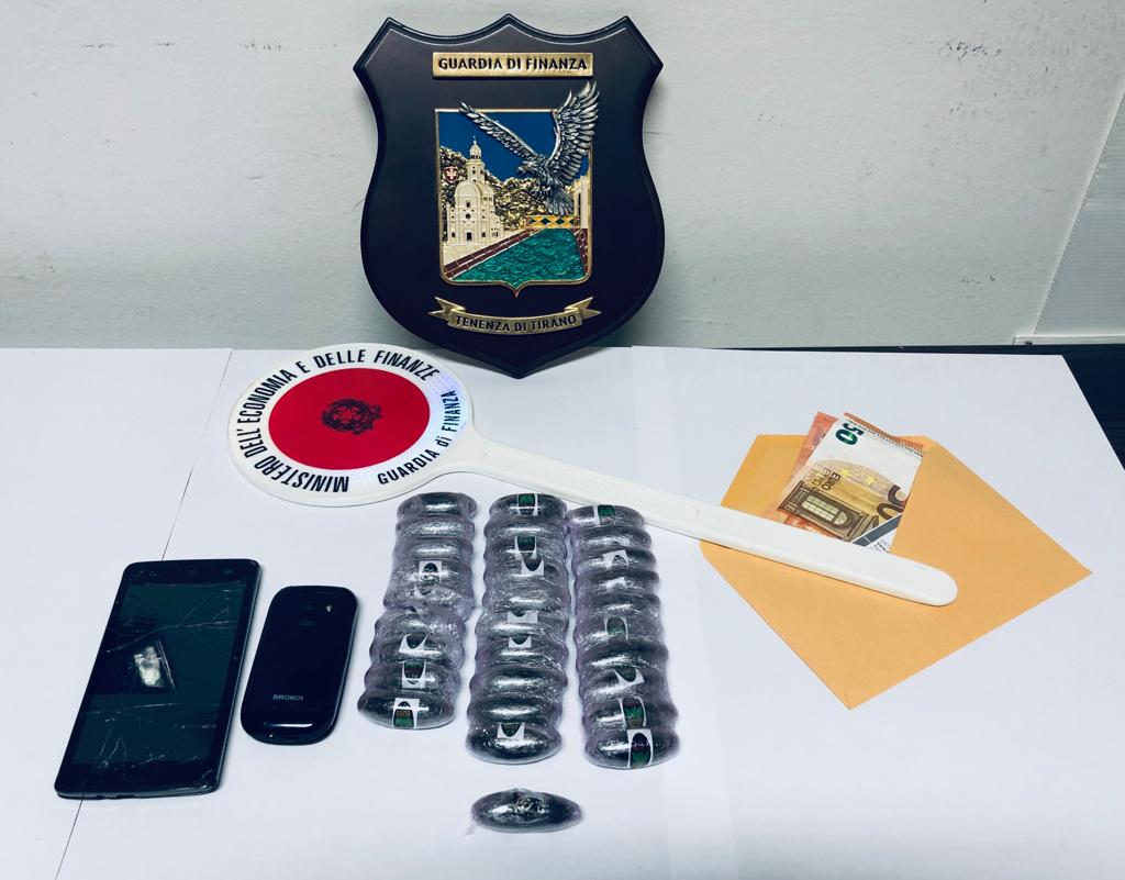Scende dal treno carico di droga, arrestato nigeriano