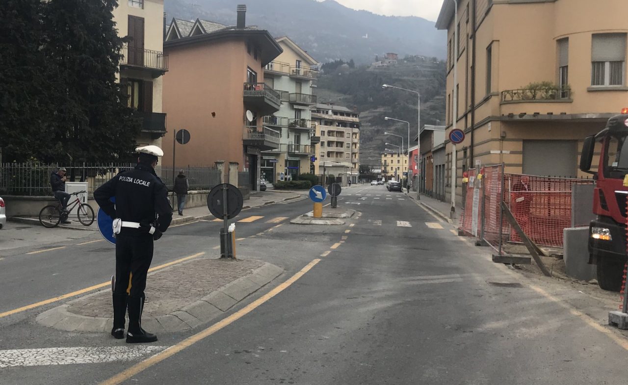 Si ribalta con la carrozzina, paura in via Toti