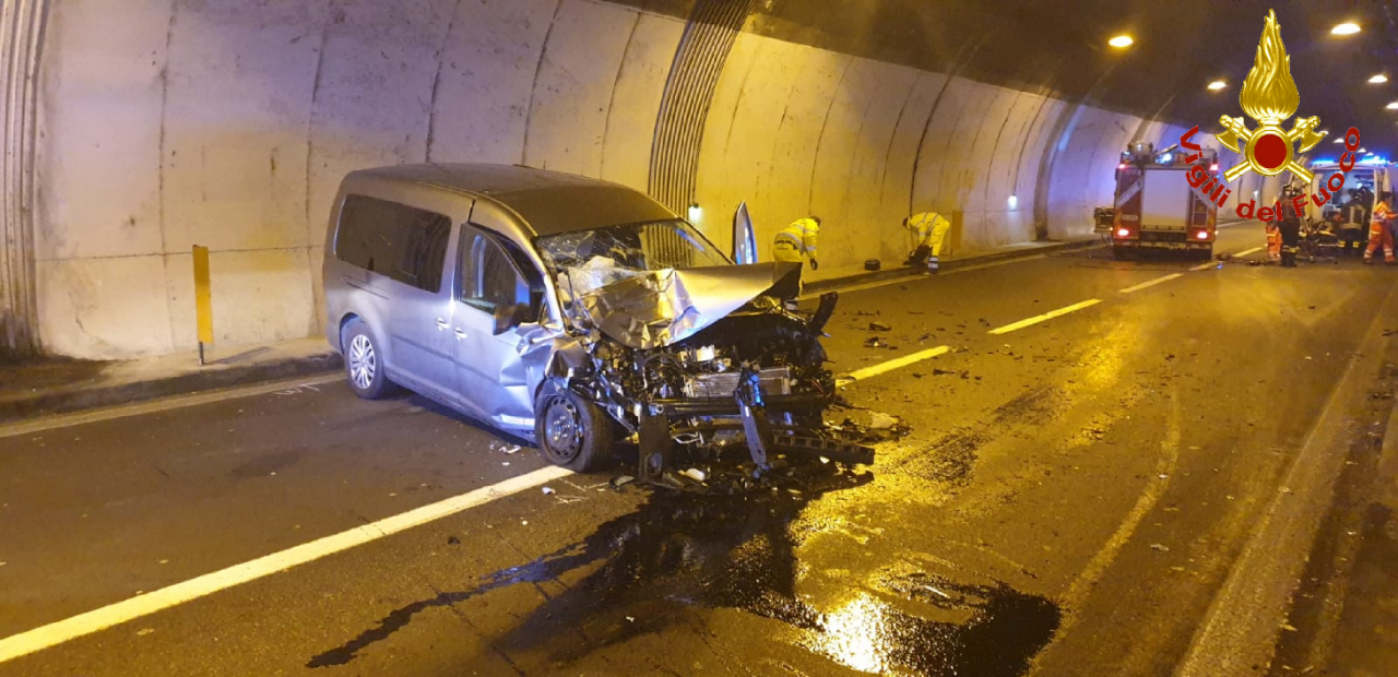 Schianto in galleria: auto contro una ambulanza, 4 feriti