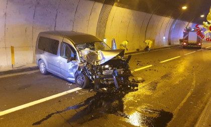 Schianto in galleria: auto contro una ambulanza, 4 feriti