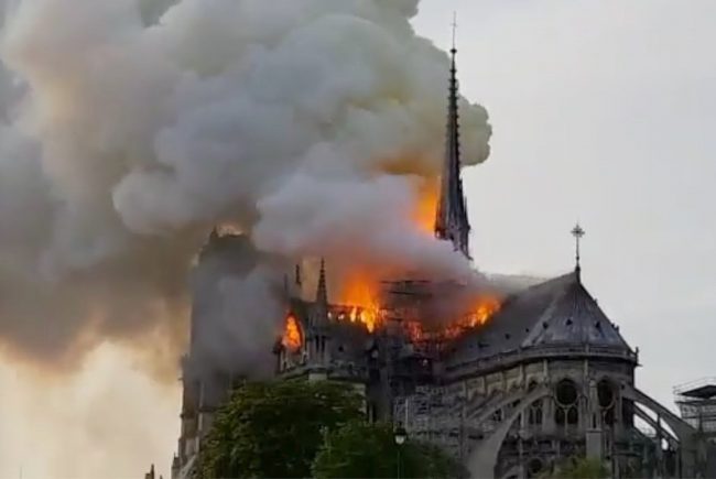 Notre Dame brucia, siamo tutti più poveri
