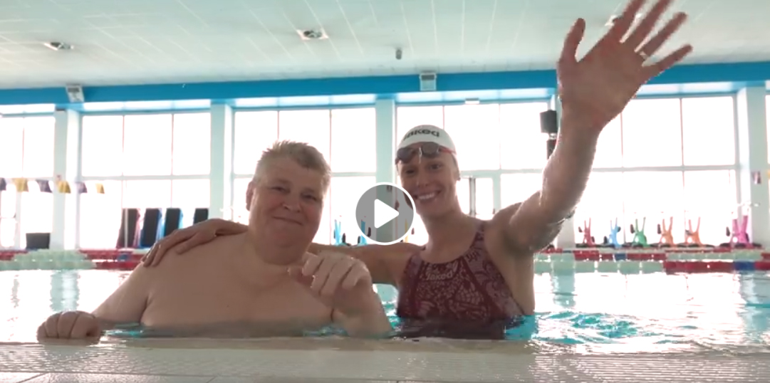 Il Sindaco butta Federica Pellegrini in piscina e il video diventa virale