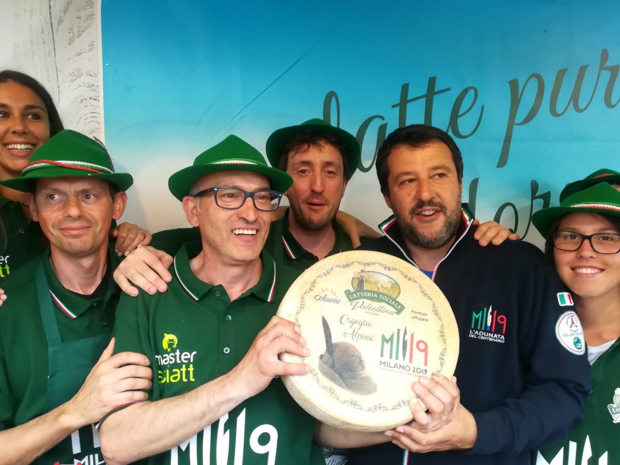 Adunata Alpini: Salvini in posa con il formaggio San Marco