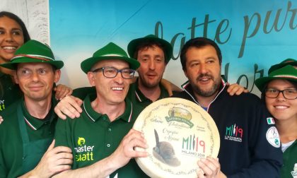 Adunata Alpini: Salvini in posa con il formaggio San Marco