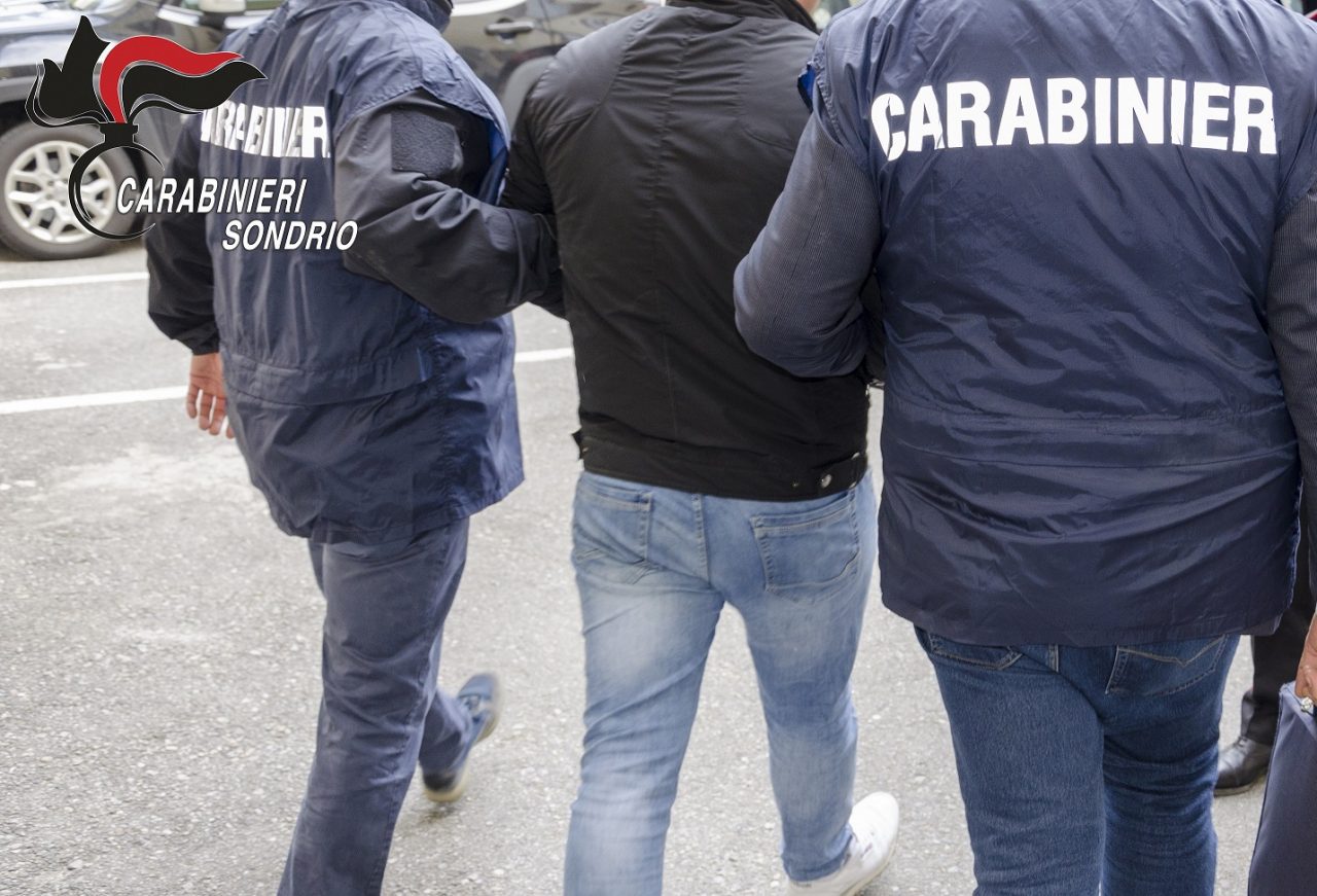 Appicca un incendio nella sua casa, si ustiona e poi finisce in manette