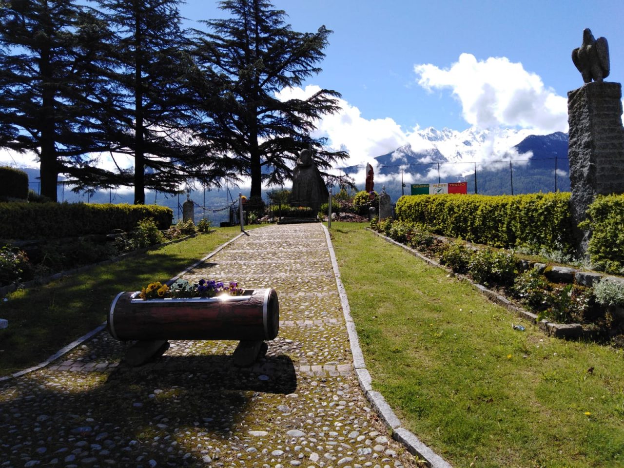 Atti vandalici al parco degli Alpini