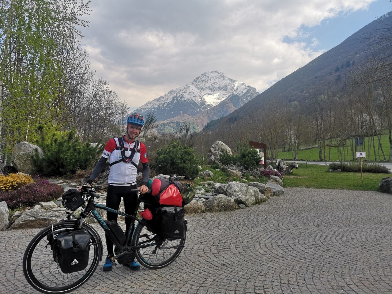 Fa campagna elettorale girando quattro regioni in bicicletta