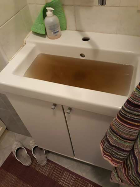 I sindaci litigano e i cittadini si tengono l’acqua marrone