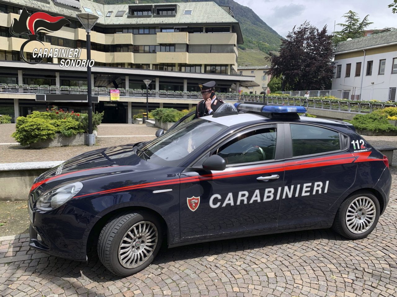 Stacca l’orecchio del rivale a morsi, si pente e va dai Carabinieri
