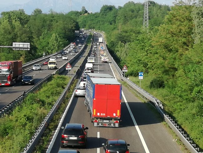 Ribaltamento in Statale 36: ferito un 21enne, code in direzione sud
