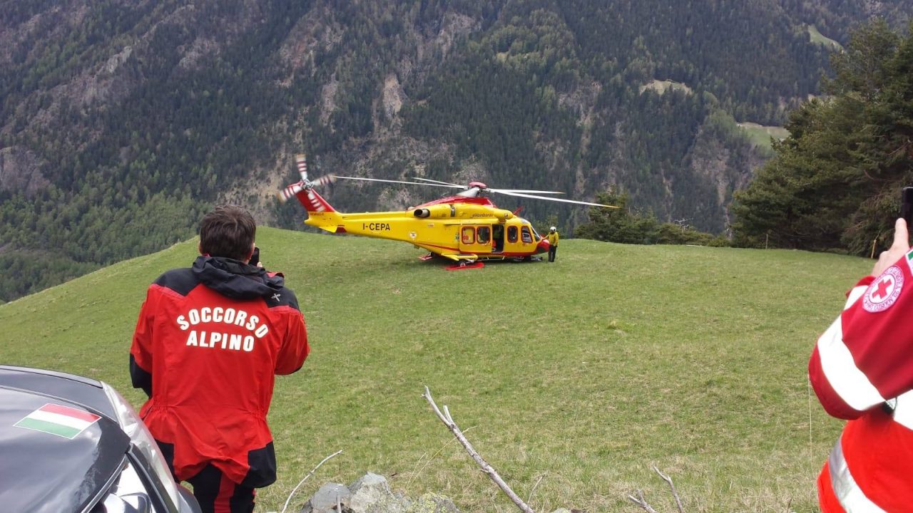 Cade nei boschi sopra Frontale, interviene l’eliambulanza