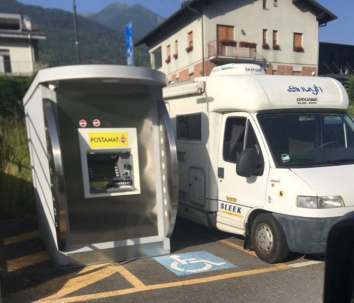 Postamat nel parcheggio per disabili, Albosaggia nella bufera