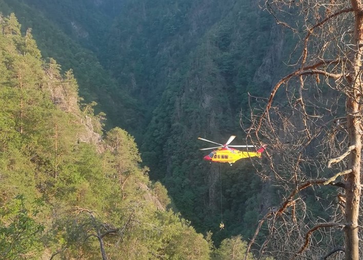 Rimane bloccato in montagna, interviene l’elicottero