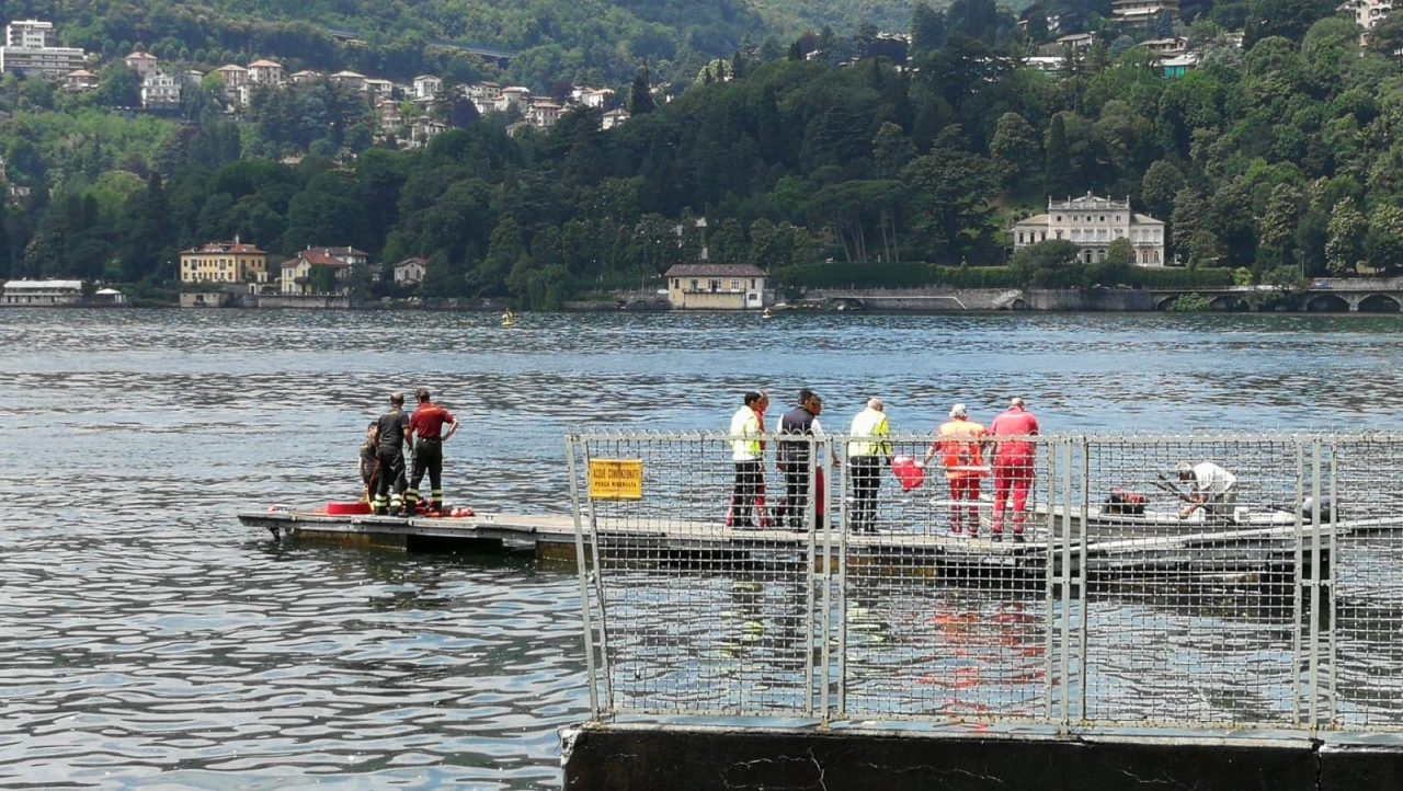 Giovane si tuffa nel lago e non riemerge: ritrovato dai sommozzatori, è morto in ospedale VIDEO
