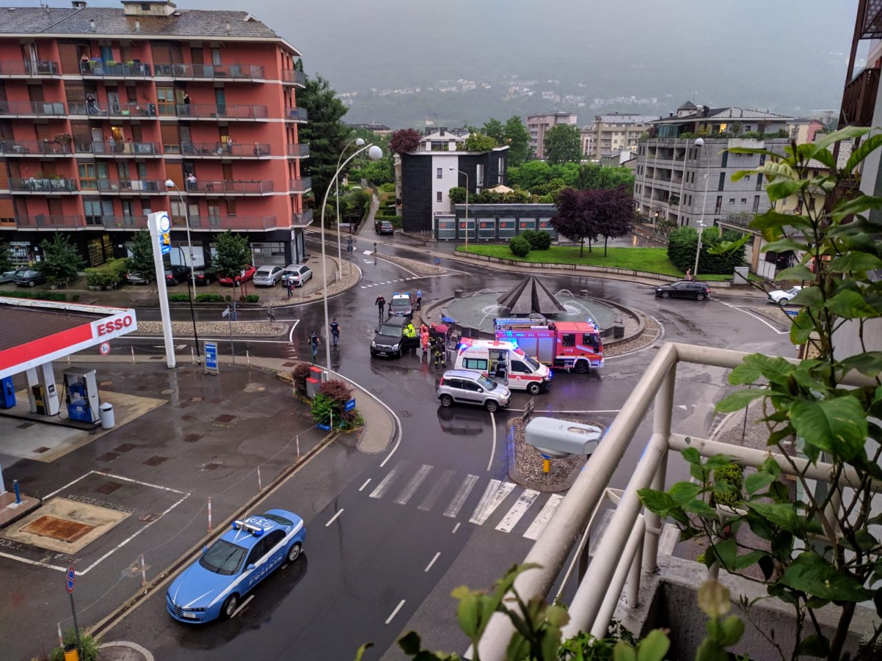 Incidente a Sondrio: auto finisce contro la rotonda di viale Milano
