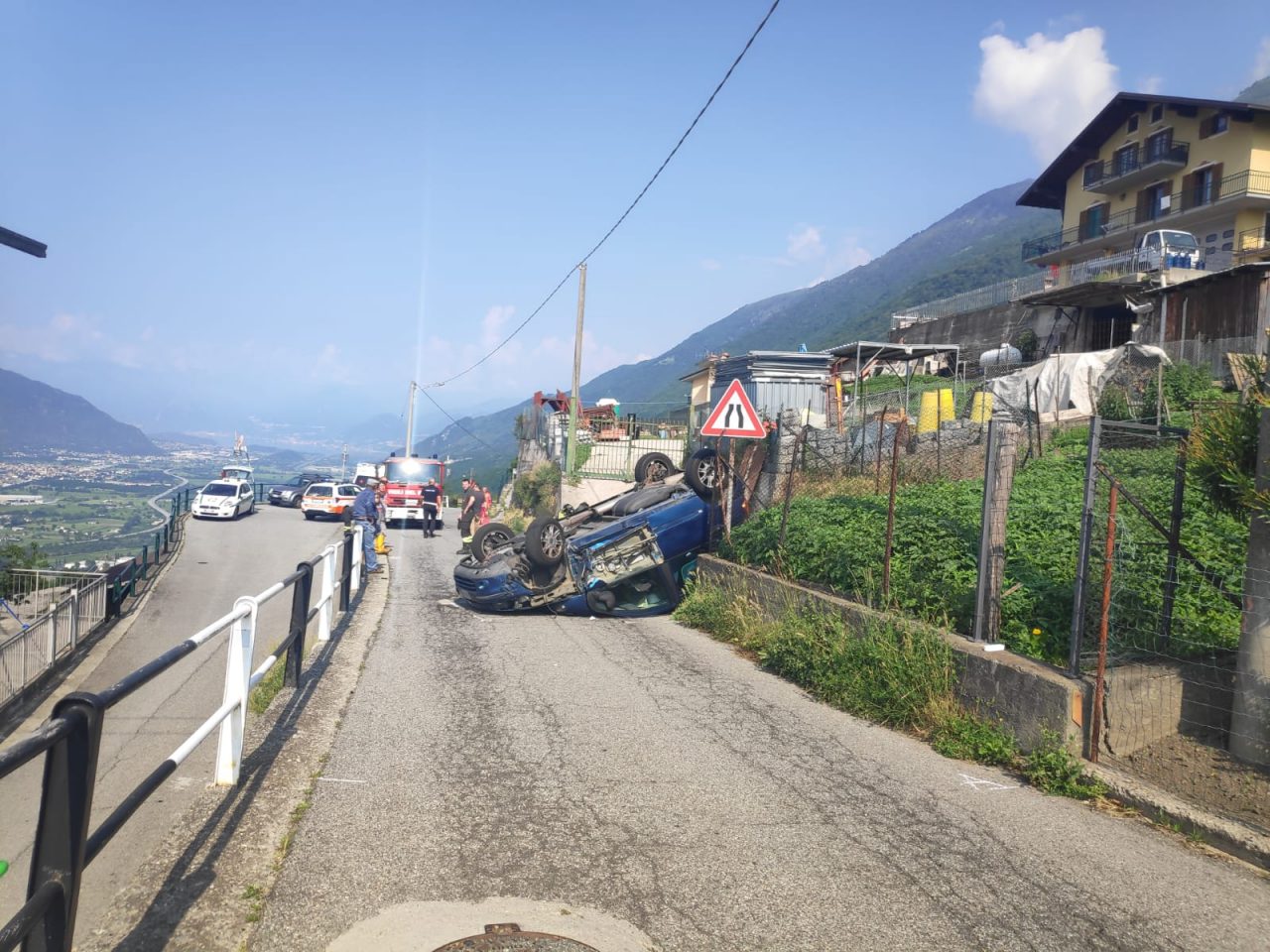Auto ribaltata a Mello, una donna e due bimbe piccole in ospedale