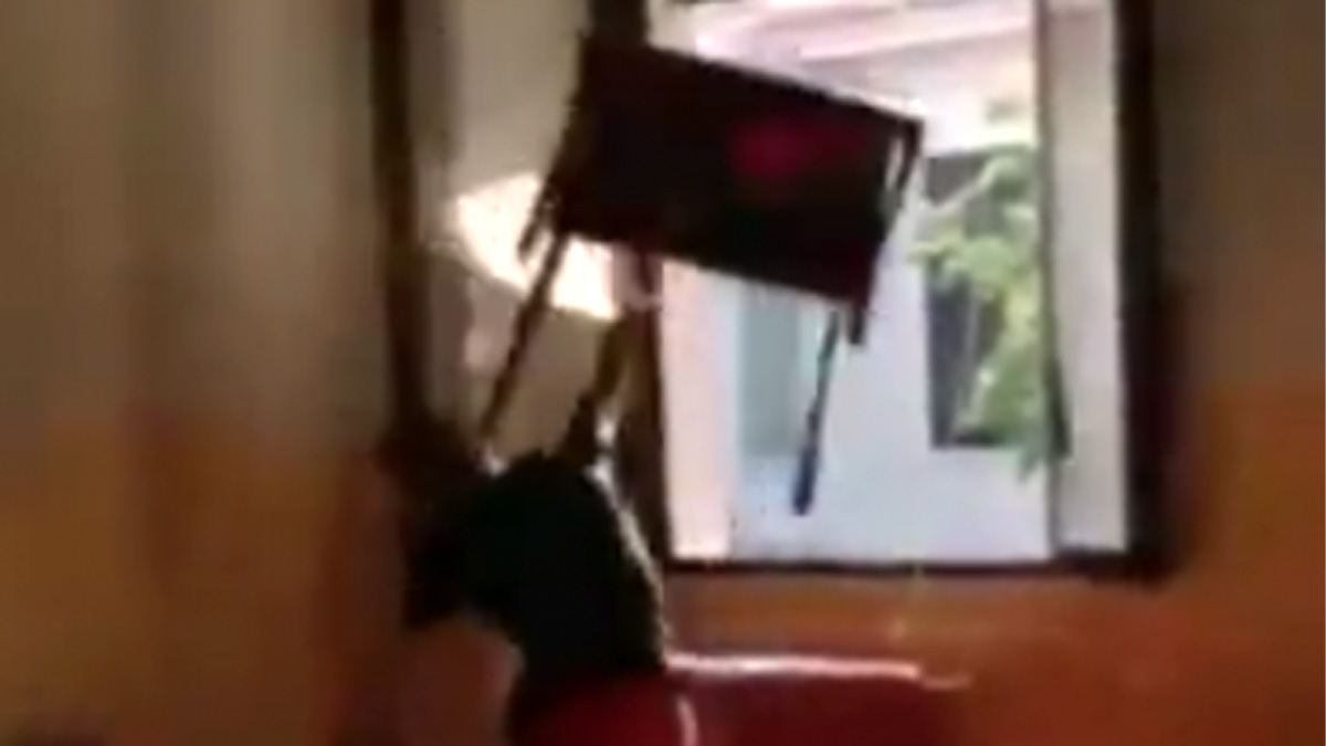 Studenti lanciano banco dalla finestra, tutto ripreso dal telefonino VIDEO
