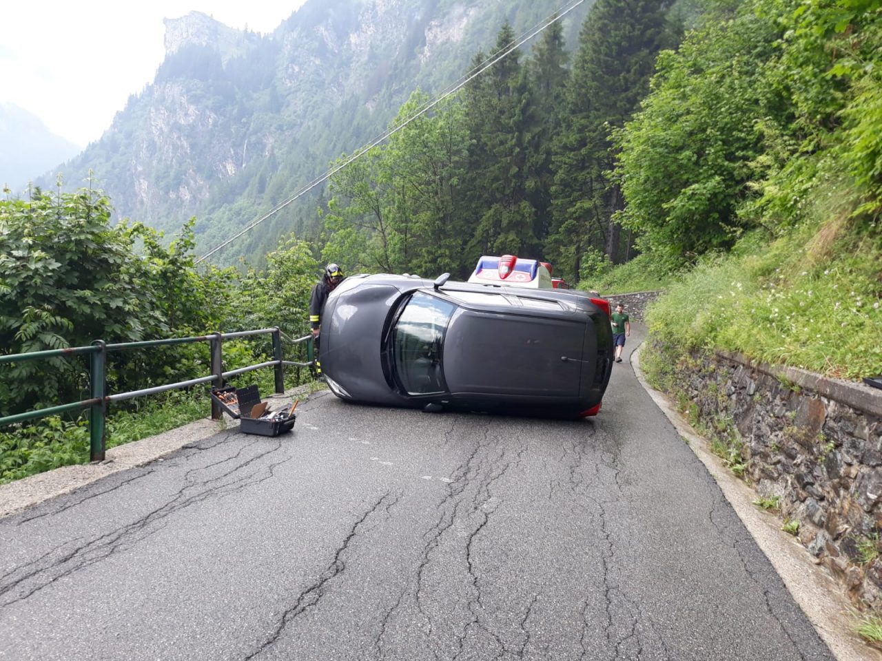 Si capotta con l’auto, attimi di paura per una signora