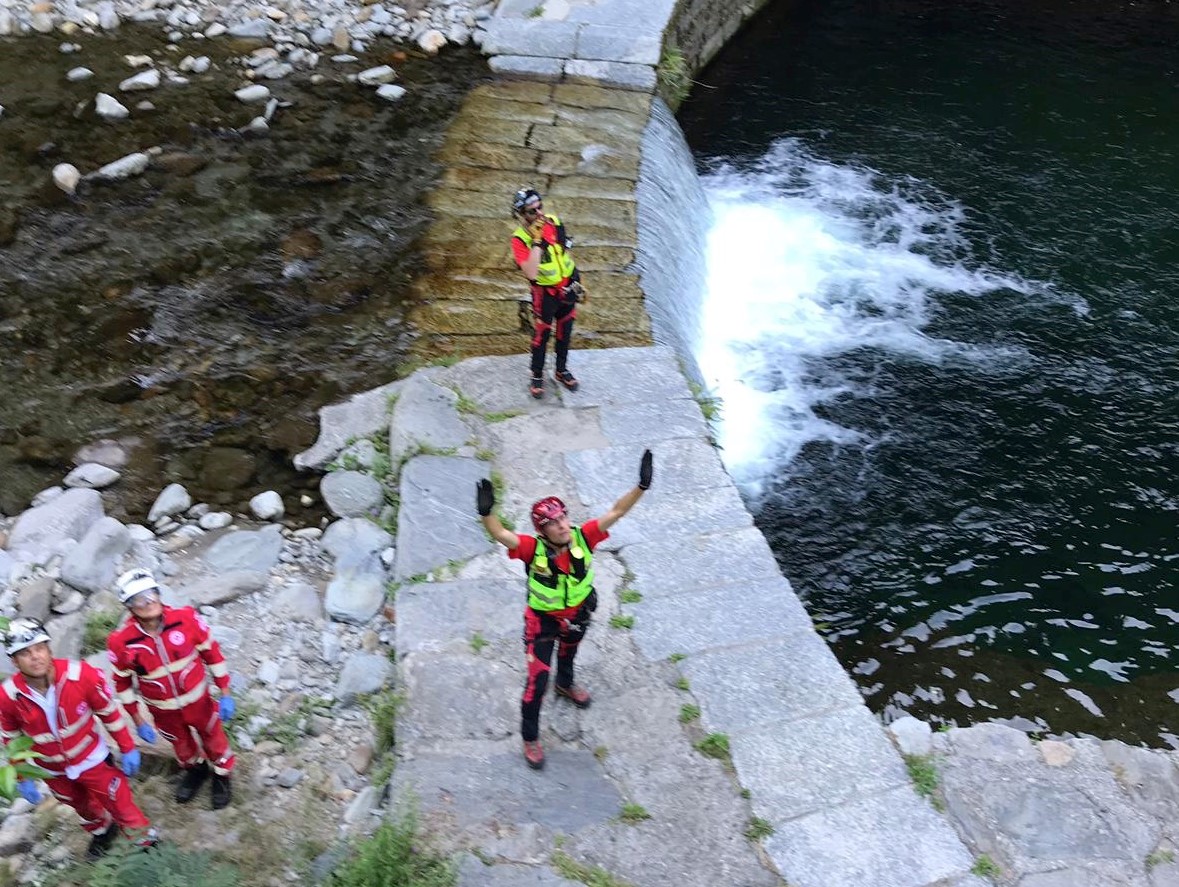 Cade nel torrente Bitto, 15enne grave all’ospedale FOTO