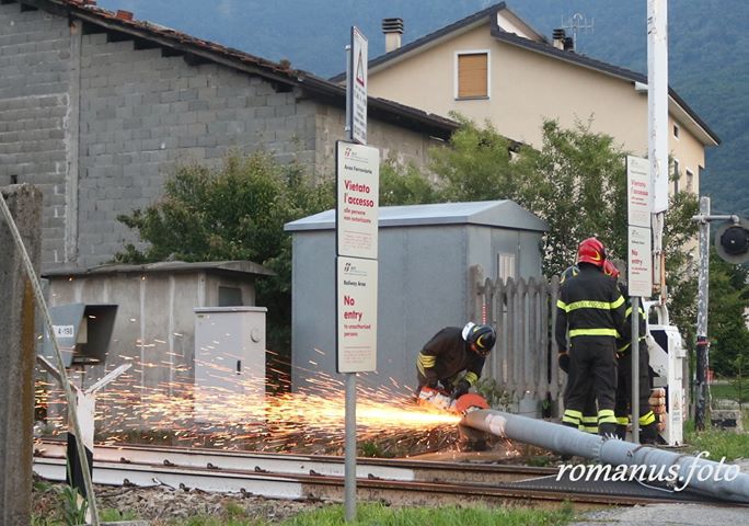 Carro bestiame trancia i fili della ferrovia