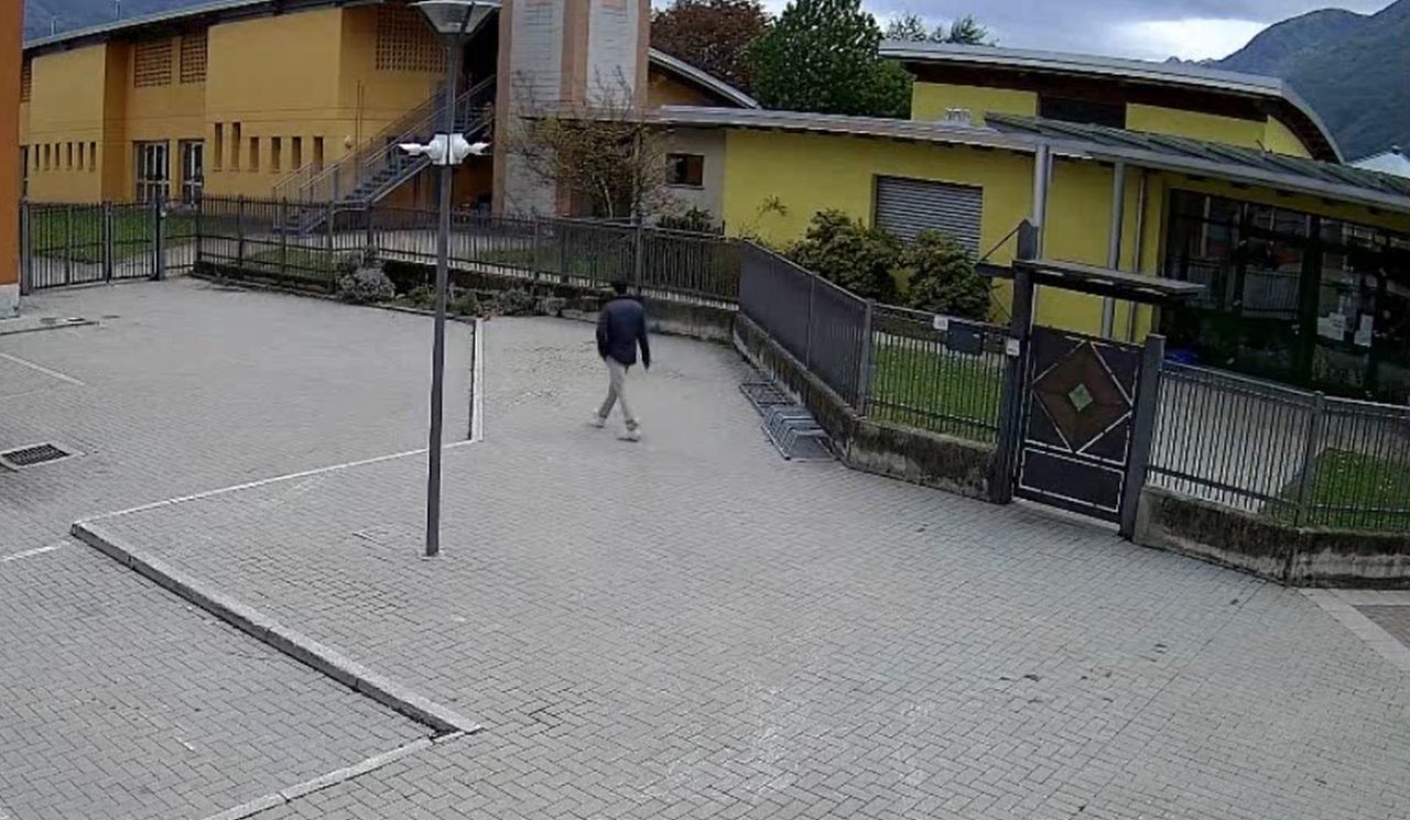 Ruba i PC alla scuola elementare, incastrato dalle telecamere VIDEO