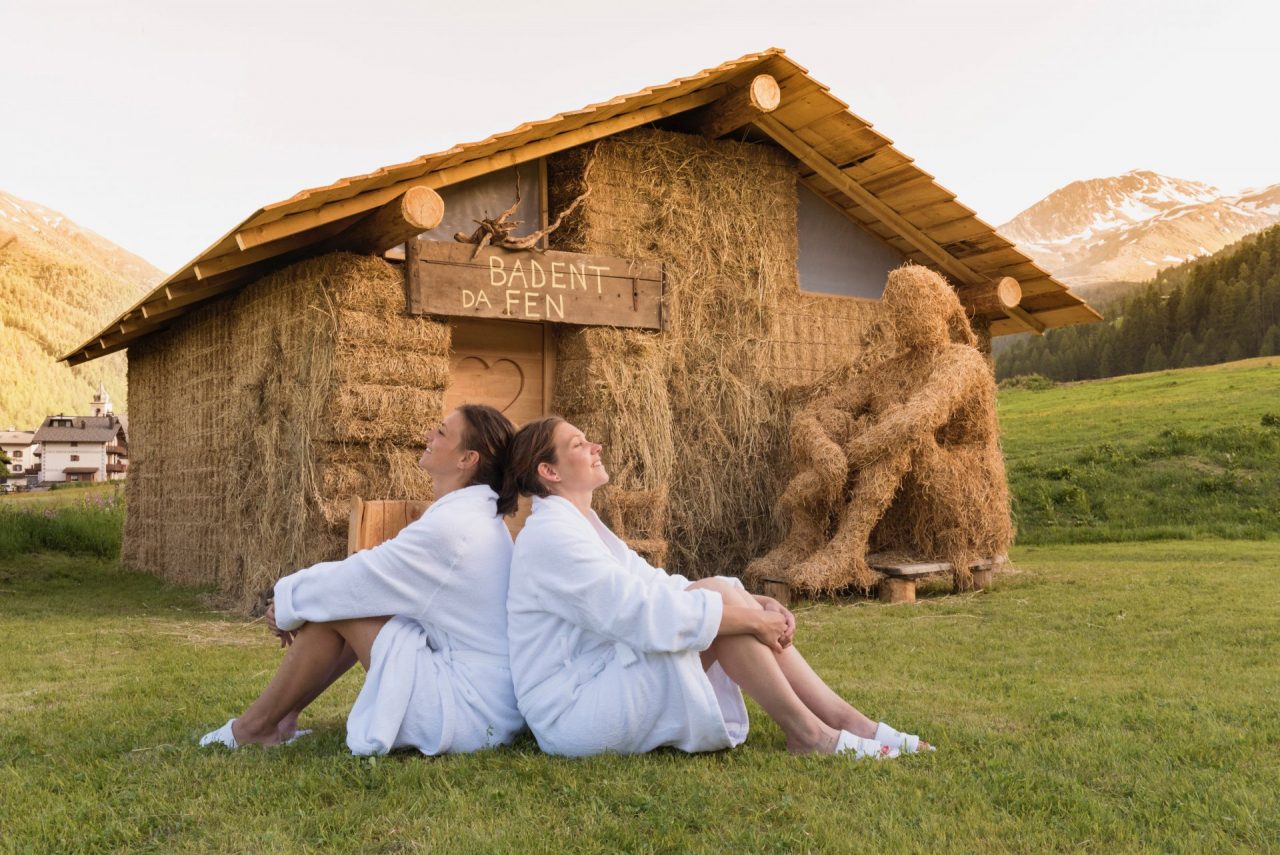 Nello chalet di fieno il benessere profuma di natura alpina