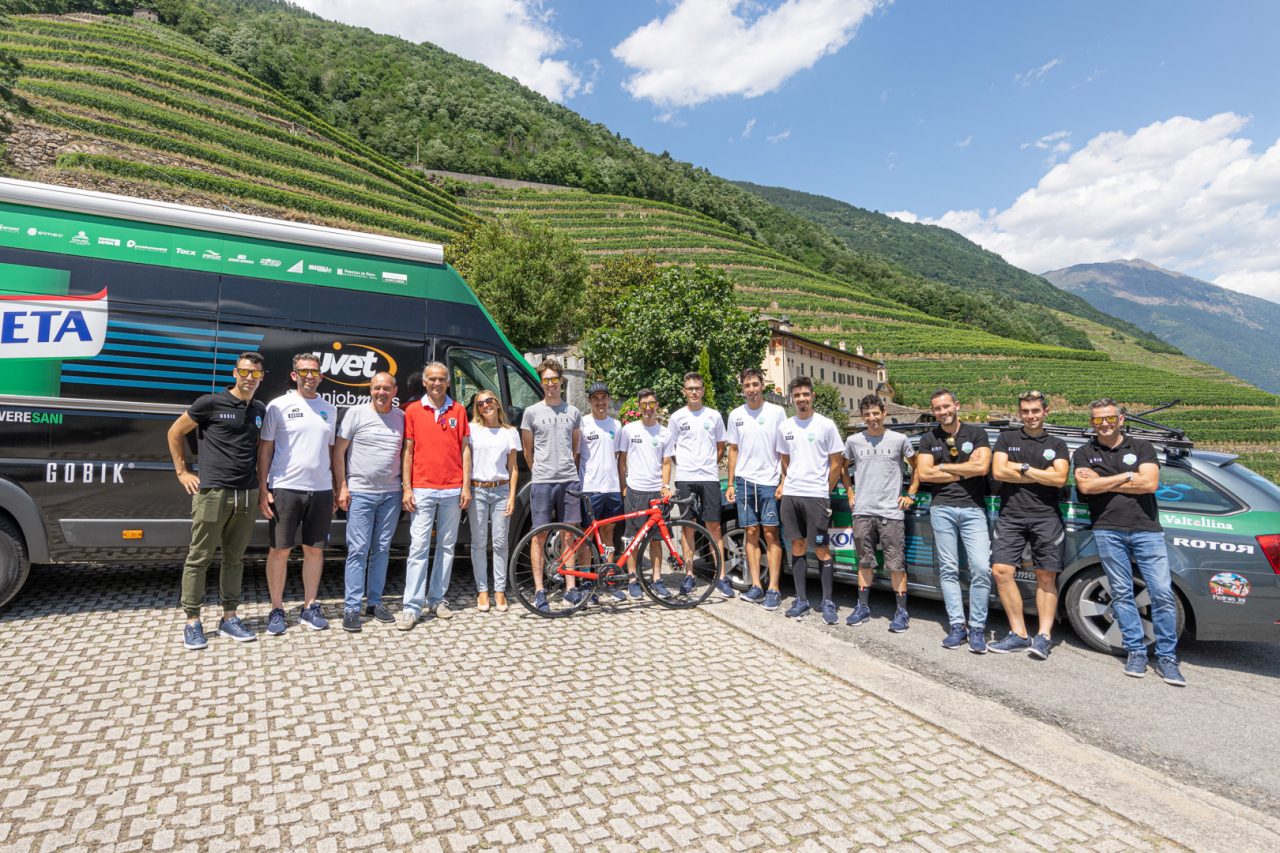 Il team di Basso e Contador si allena fra le bellezze naturali della Valtellina