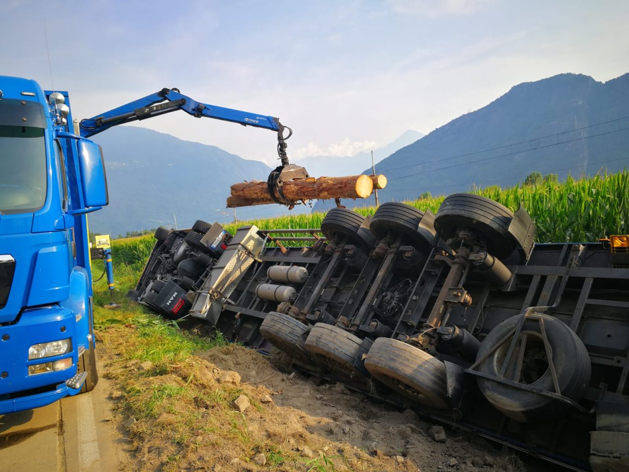 Camion carico di legname si ribalta sulla Statale 36