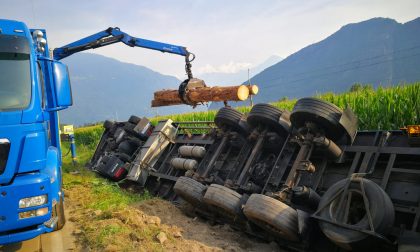 Camion carico di legname si ribalta sulla Statale 36