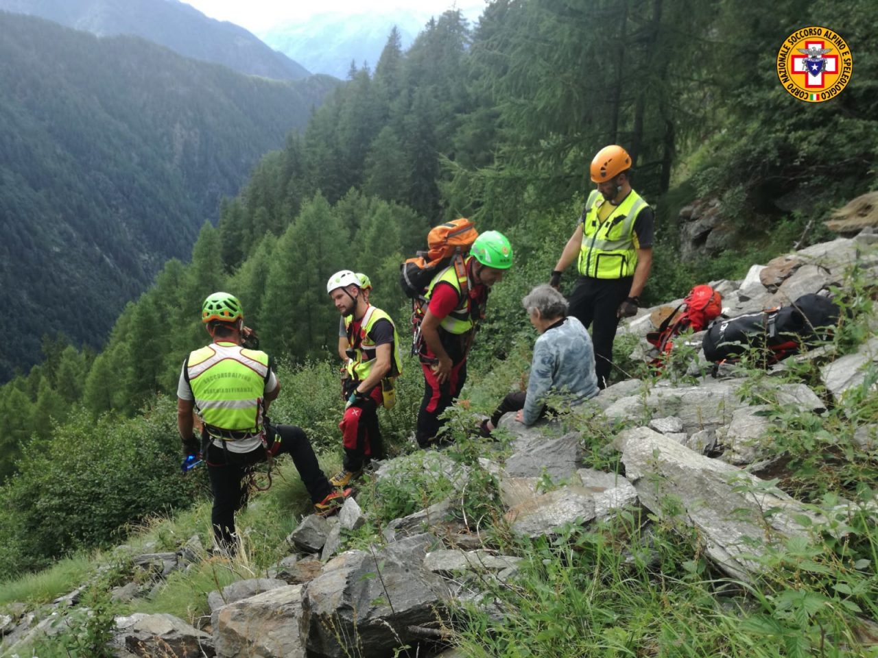 Donna scomparsa sui monti, intervengono i soccorsi VIDEO