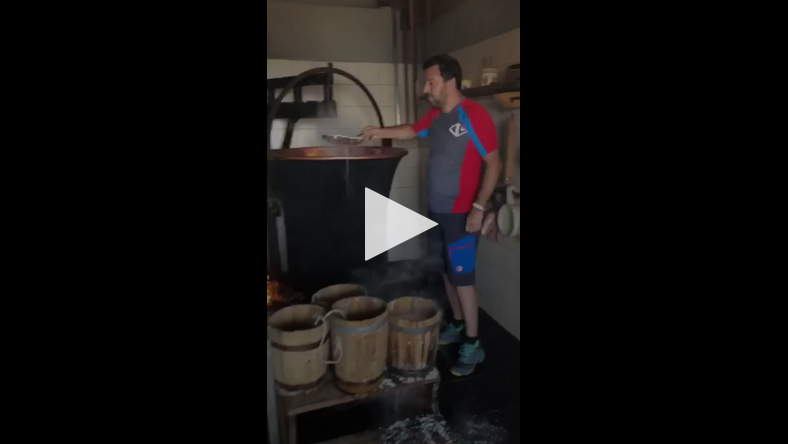 Matteo Salvini fa la ricotta in Val Gerola VIDEO