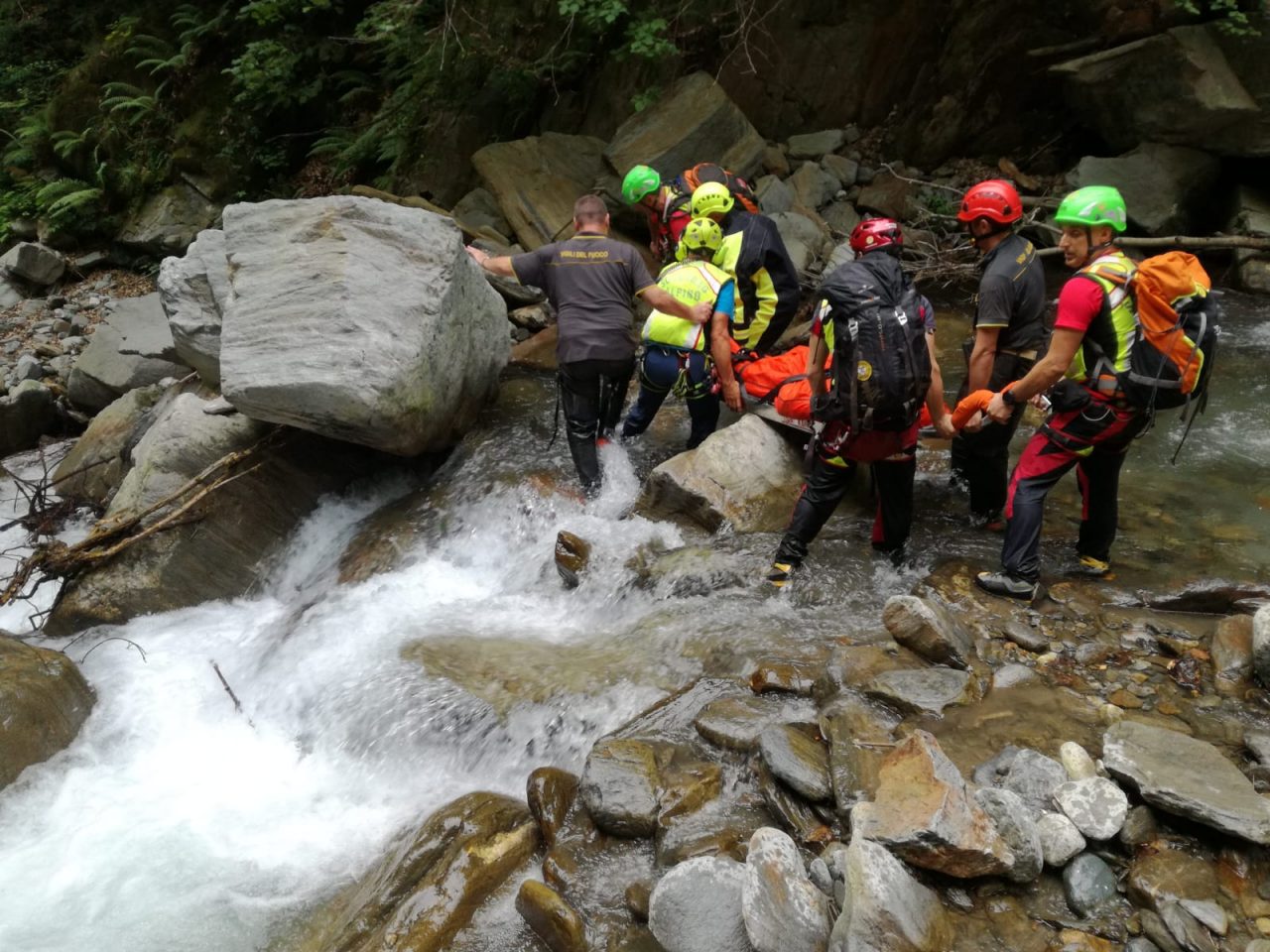 Turista tenta di scendere lungo il torrente ma si rompe la gamba