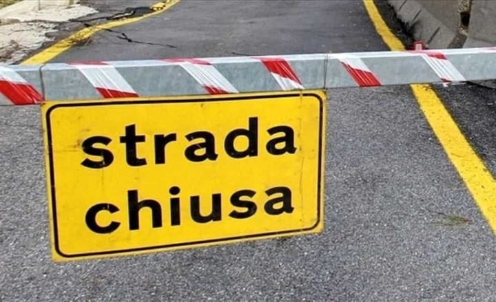Frana sulla provinciale, chiusa la strada