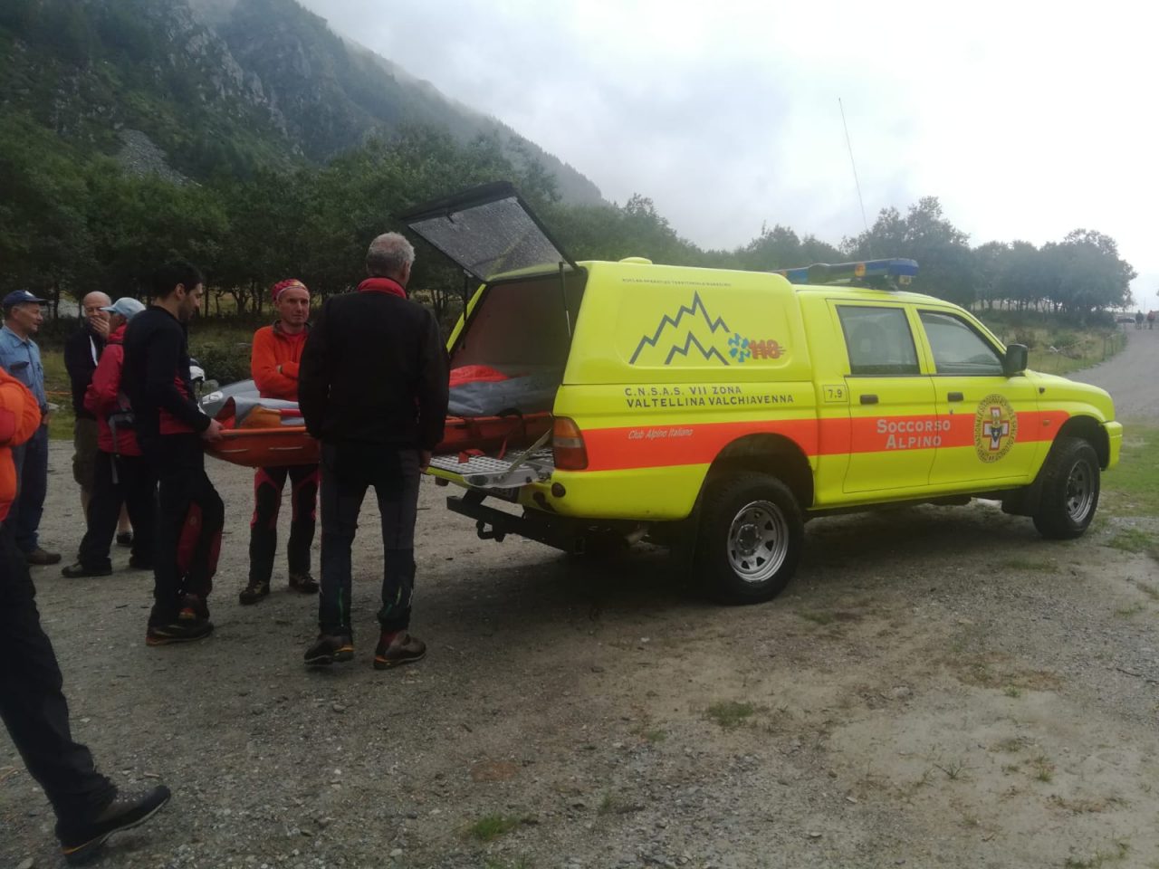 Cade mentre raccoglie mirtilli, interviene il Soccorso Alpino