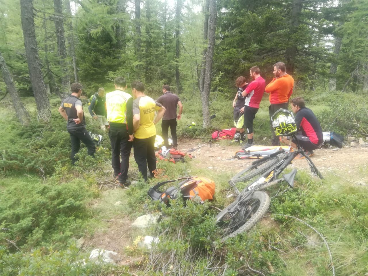 Cade mentre fa downhill, trentenne in ospedale
