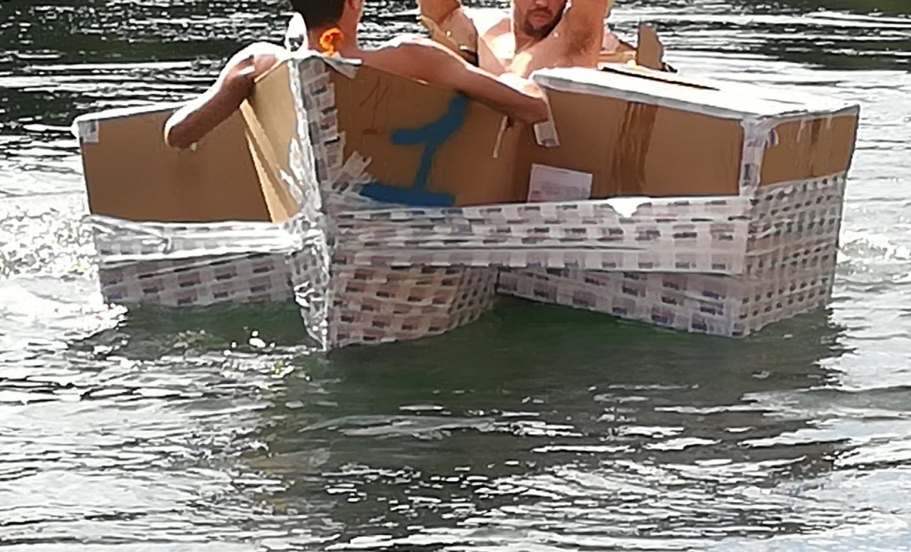 Sfida folle sul Mallero, sul torrente la gara tra barche… di cartone