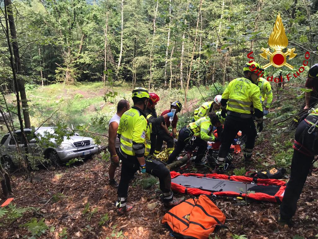 Dimentica il freno a mano e finisce con l’auto nella scarpata, uomo ferito gravemente
