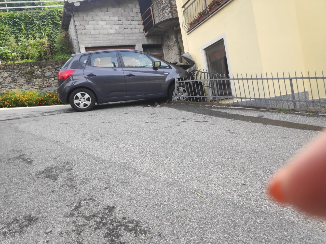 Finisce con l’auto contro una ringhiera, paura per un’anziana