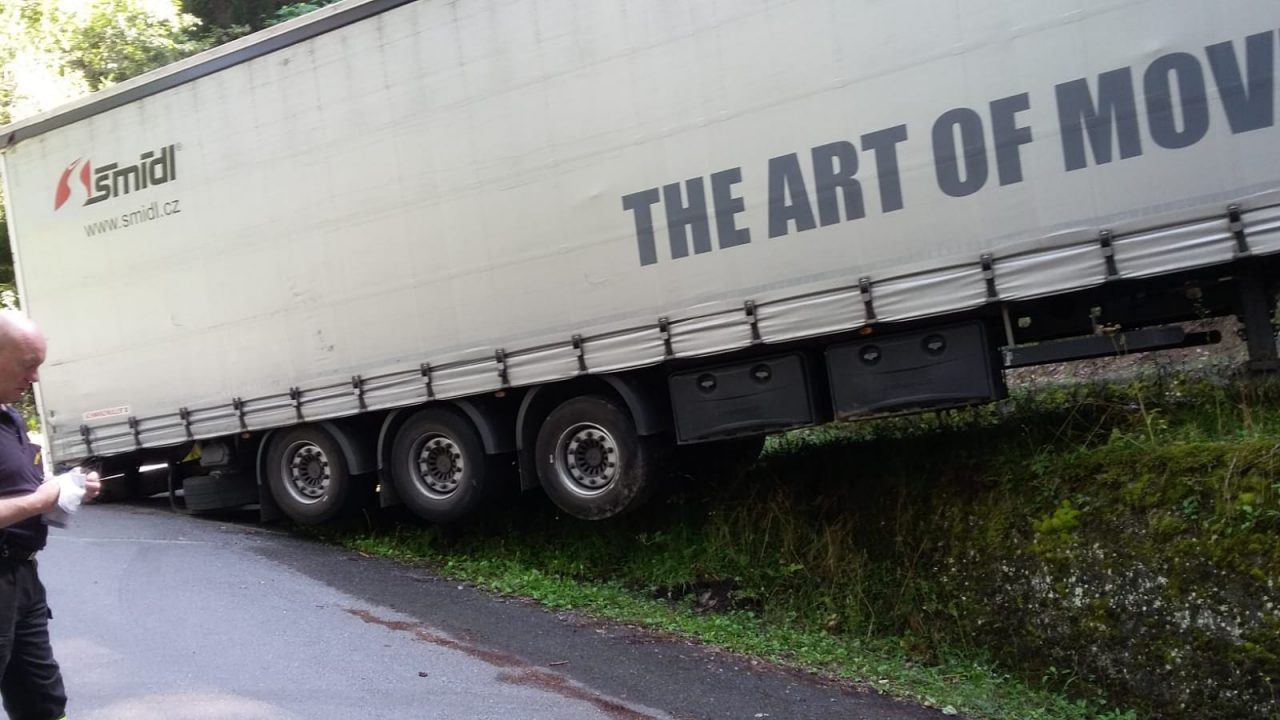 Camion in panne sulla strada per Trivigno