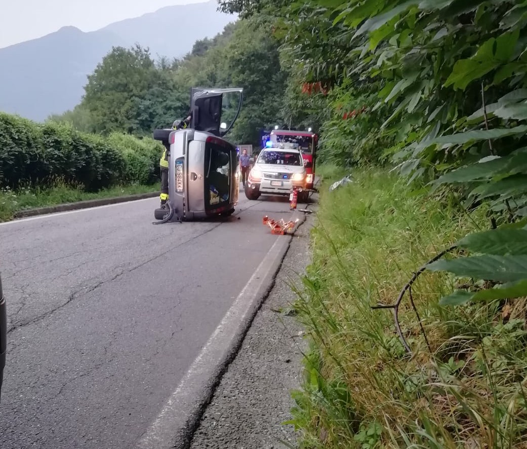Auto si ribalta, paura per due giovani