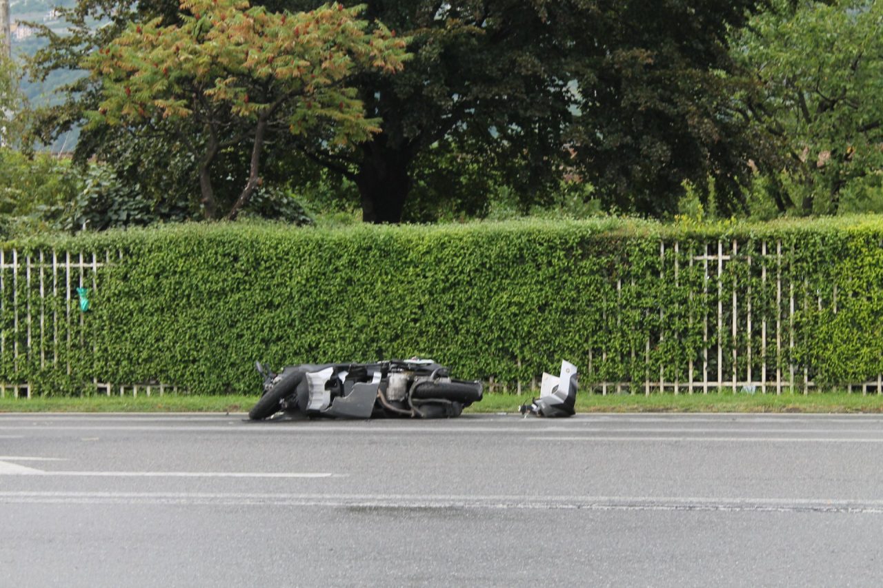Scontro sulla Statale, motociclista ferito – LE FOTO