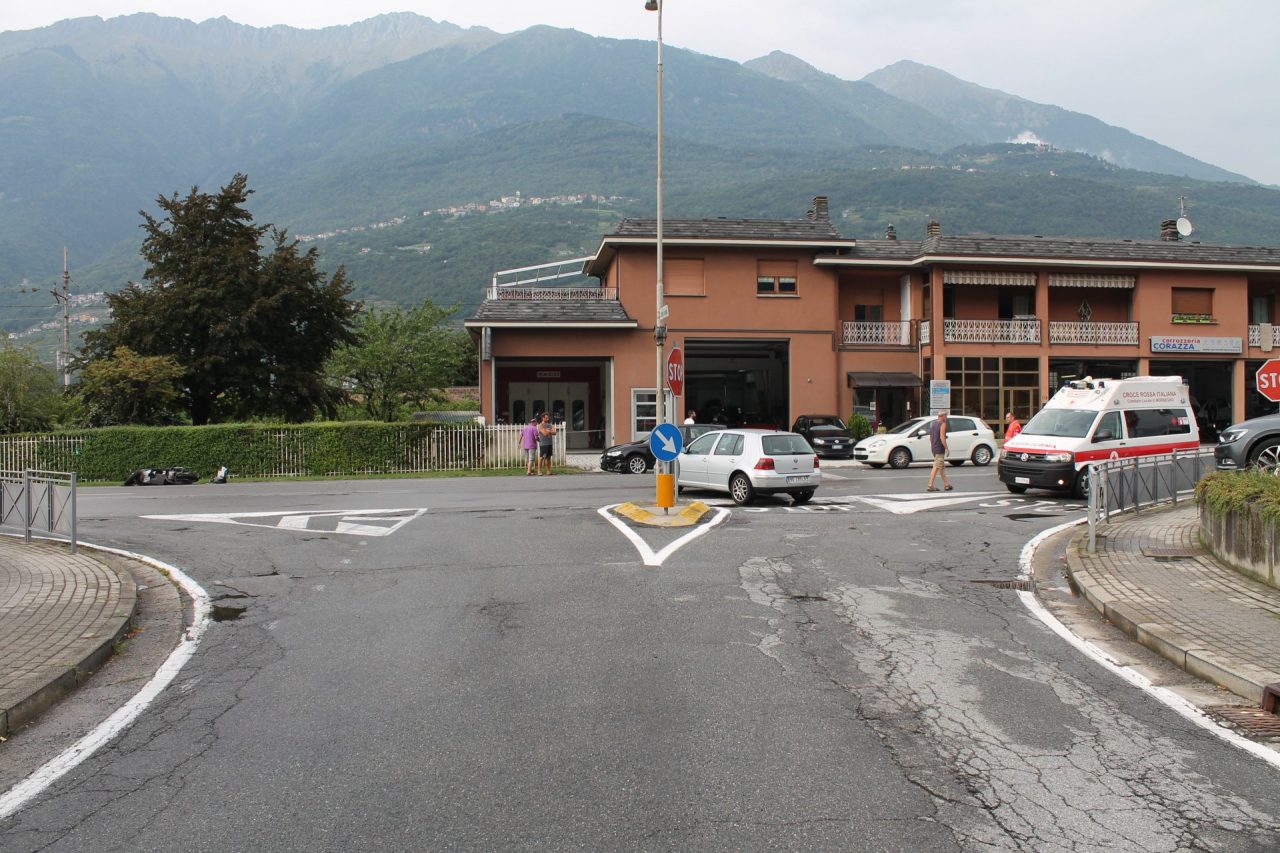 Incidente tra due auto e uno scooter, centauro in ospedale