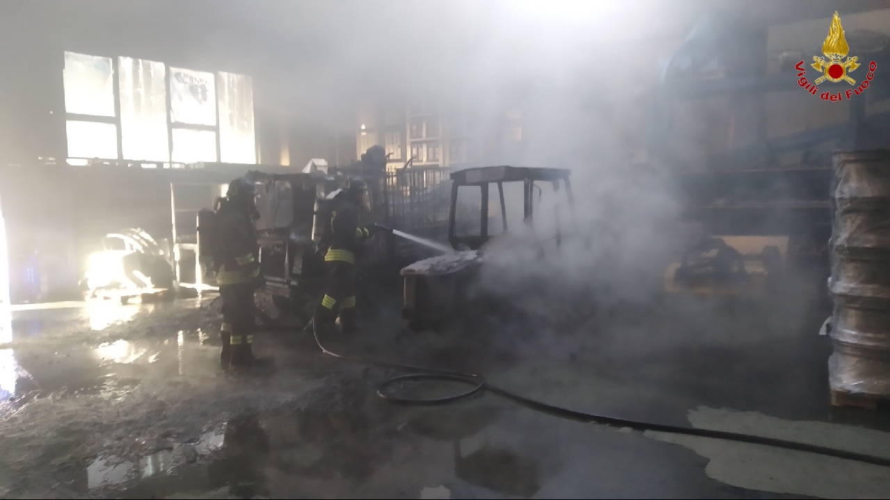 Incendio in un capannone a Tirano