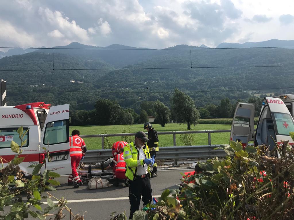 Schianto frontale sulla Statale 38, un ferito grave