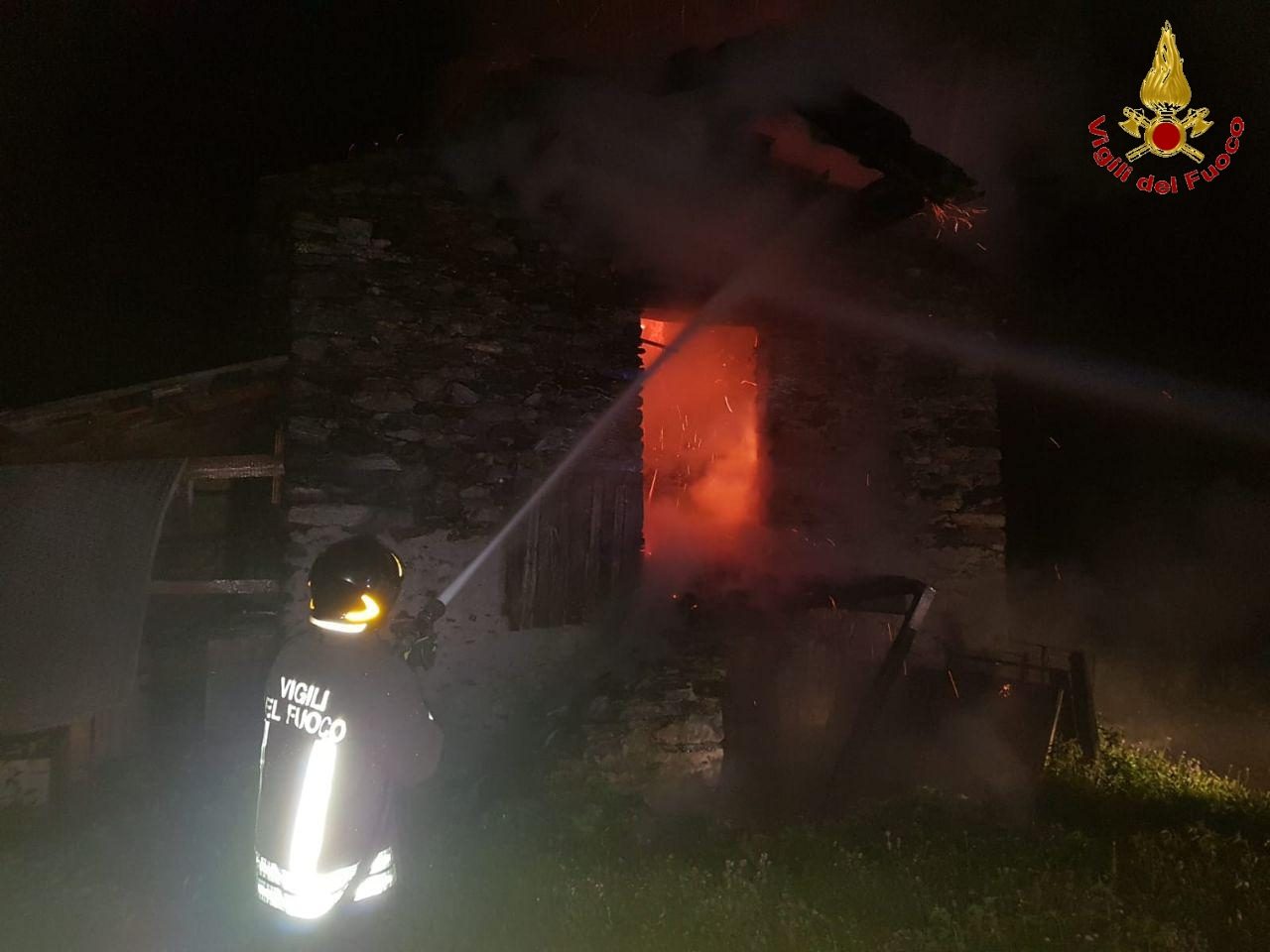 Incendio nella notte a Piuro