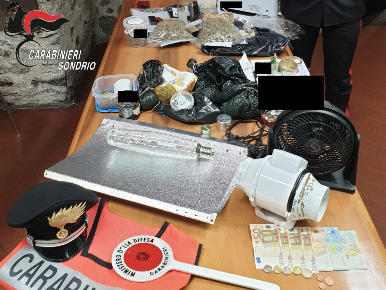 Padre e figlio valtellinesi arrestati con quasi un chilo di droga