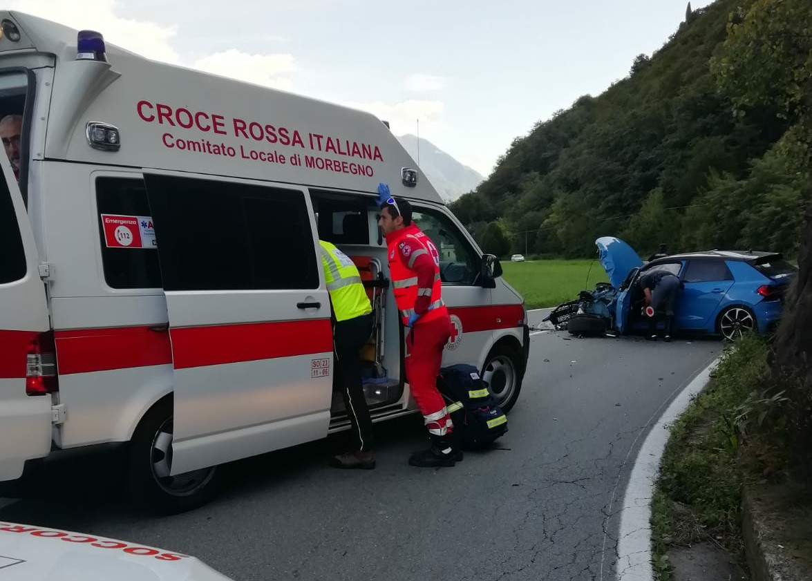 Violento scontro auto contro camion